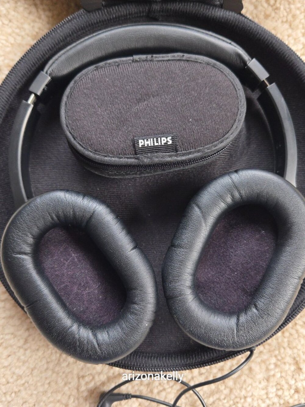 Philips Noise Canceling Headphones in Hard Case - Picture 8 of 12